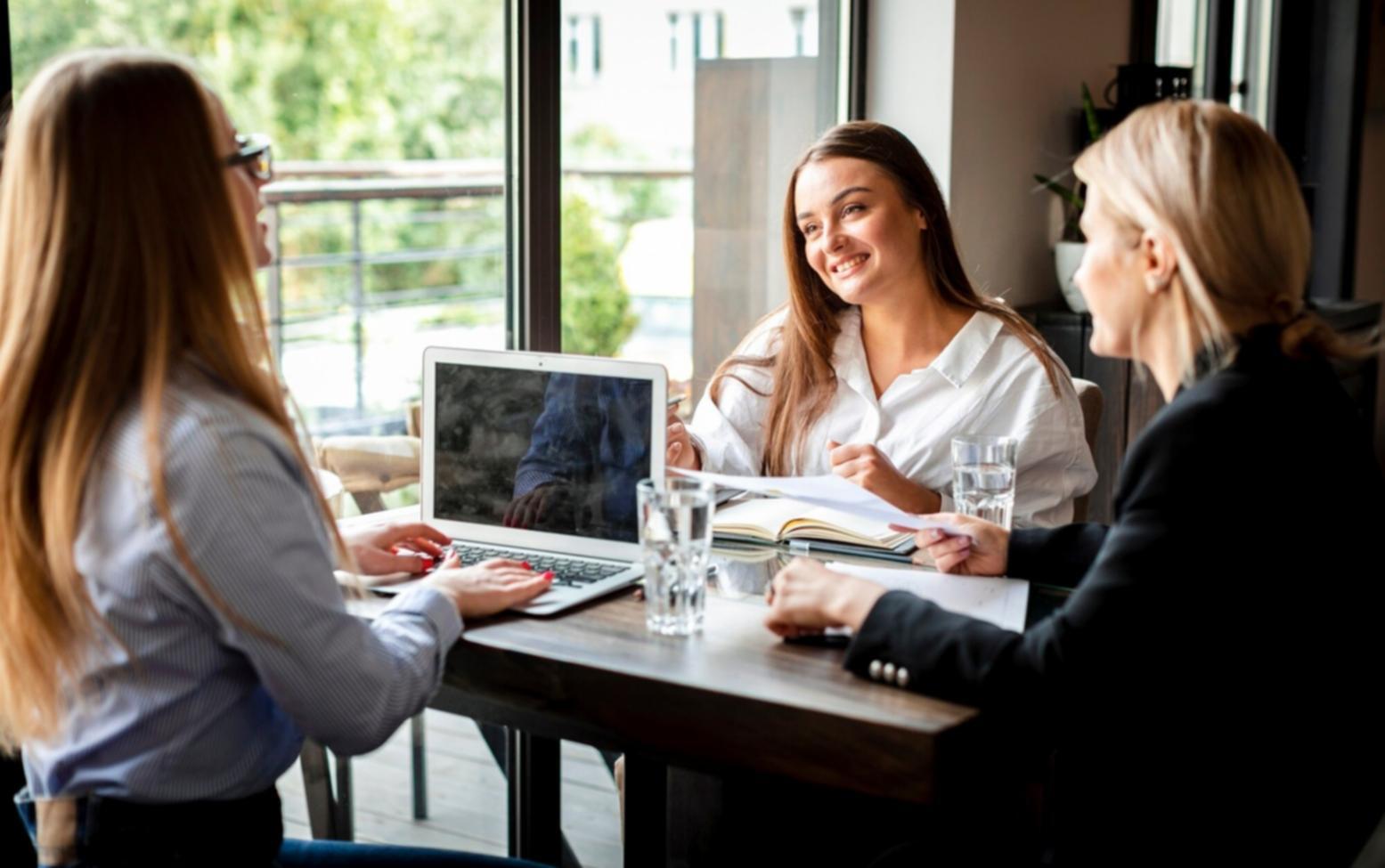 Professionelle Lernumgebung für Finanzanalyse mit moderner digitaler Ausstattung