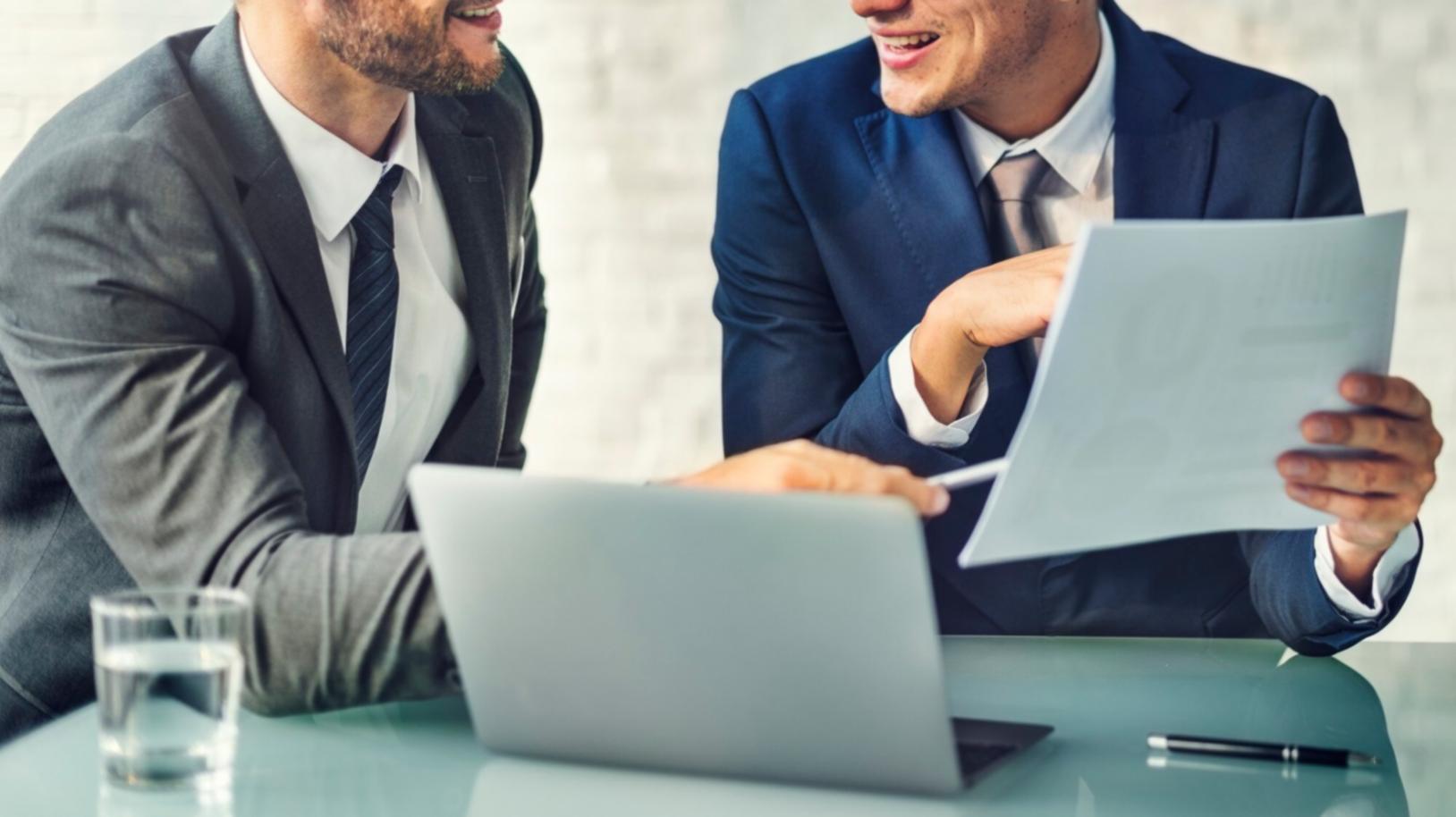 Finanzanalysewerkzeuge und Datenvisualisierung auf modernem Arbeitsplatz